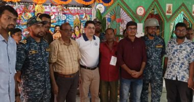 শান্তিপূর্ণ পূজা উদযাপনে পূজামণ্ডপ পরিদর্শন করলেন নৌবাহিনীর অধিনায়ক