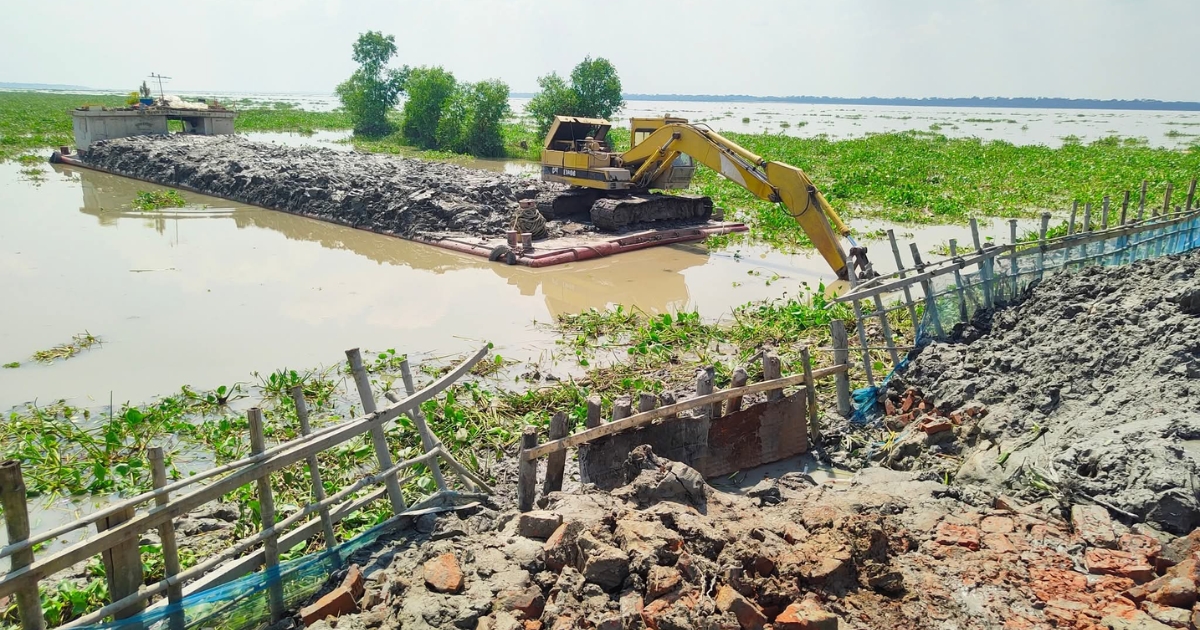 নদী থেকে অবৈধভাবে মাটি কাটায় মোবাইল কোর্টে ইট ভাটা মালিকের এক লক্ষ টাকা জরিমানা
