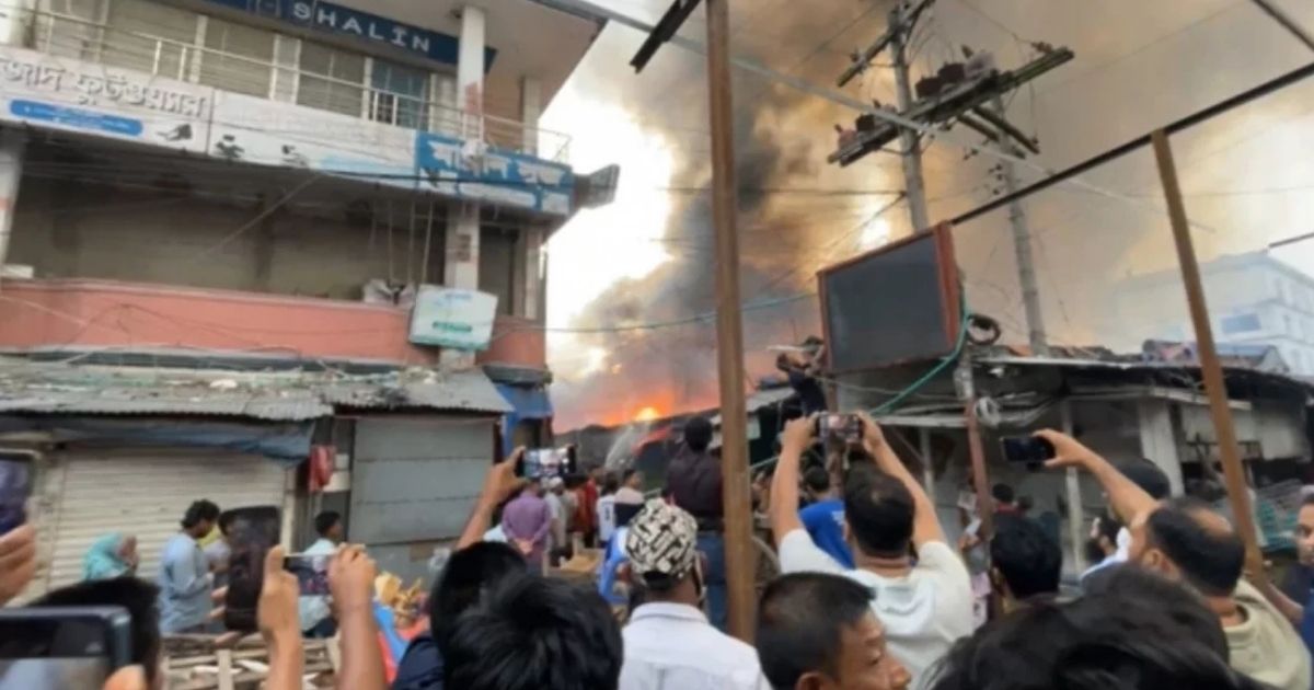 গাজীপুরে কাঁচাবাজারে ভয়াবহ আগুন