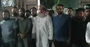 গভীর রাতে জাহাঙ্গীরনগর বিশ্ববিদ্যালয়ের প্রধান ফটকে জামায়াতের এমপি প্রার্থীর অবস্থান