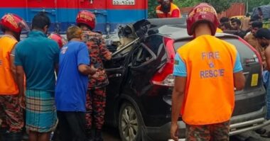 দাঁড়িয়ে থাকা কাভার্ড ভ্যানে প্রাইভেটকারের ধাক্কা, প্রাণ গেল বাবা-মেয়ের