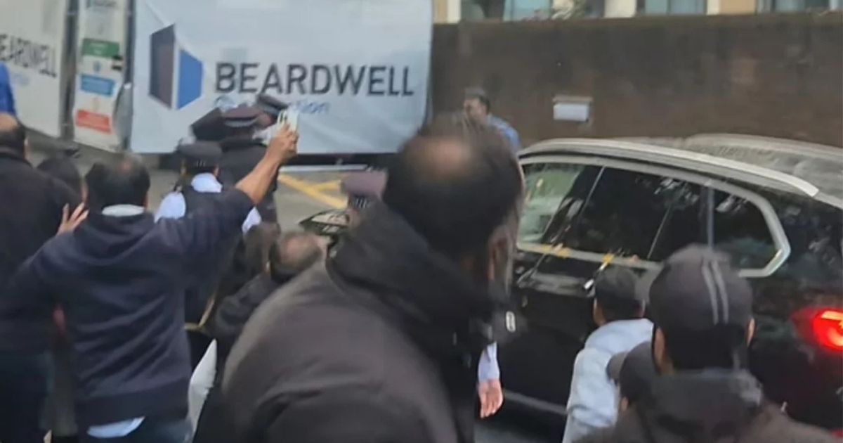 লন্ডনে তথ্য উপদেষ্টা মাহফুজ আলমের গাড়ি লক্ষ্য করে ডিম নিক্ষেপ