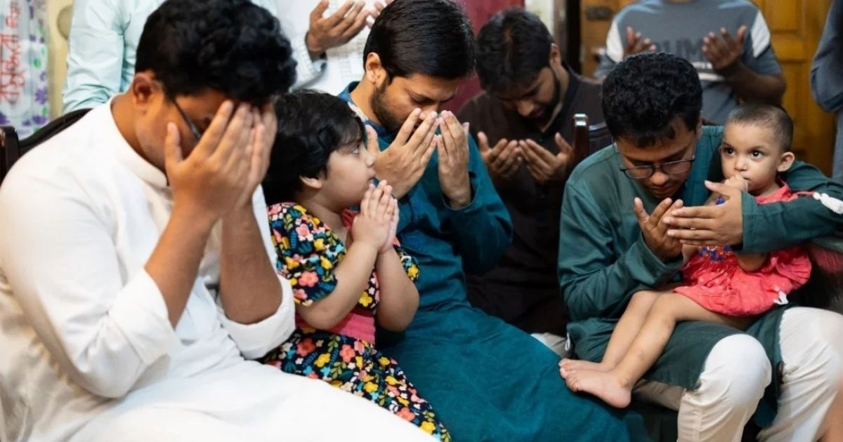 ডাকসুতে দায়িত্ব পালনকালে মারা যাওয়া সাংবাদিকের বাসায় সাদিক-ফরহাদ