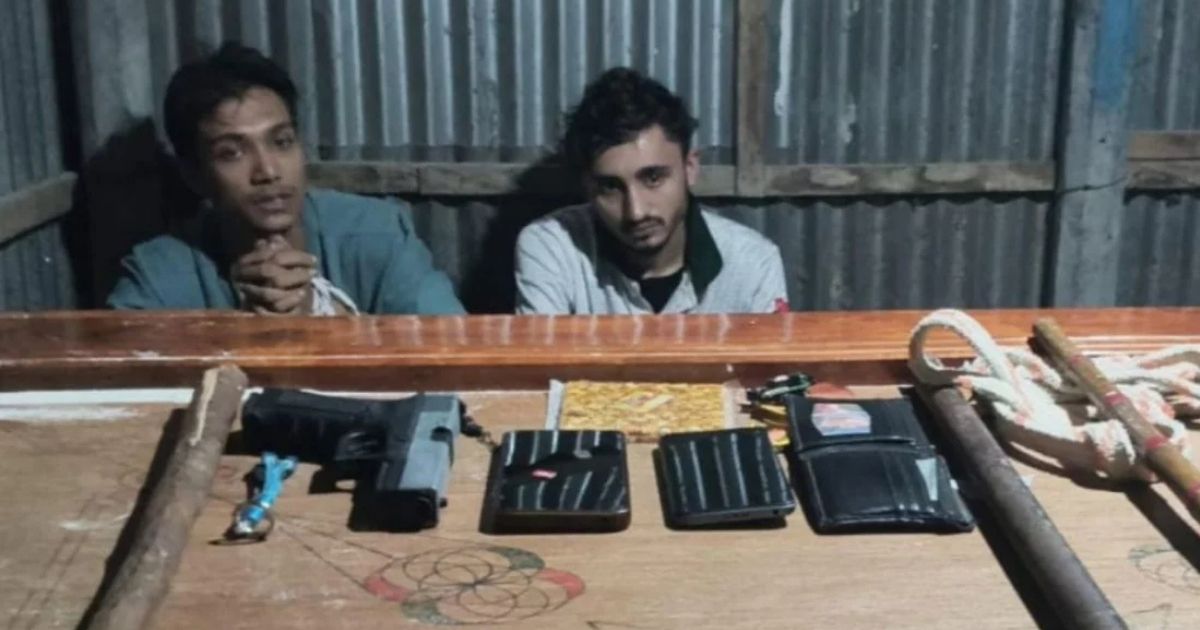 পুলিশ পরিচয়ে খেলনা পিস্তল দিয়ে চাঁদাবাজি, গ্রেপ্তার ২