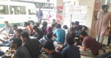 জকসুসহ ৩ দফা দাবিতে অনশনরত ৩ জবি শিক্ষার্থীকে লাগানো হলো স্যালাইন