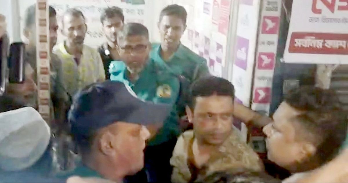 বরিশালে আ.লীগের ১ মিনিটের মিছিল, পিটিয়ে ৪ জনকে পুলিশে সোপর্দ