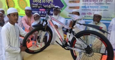সেনবাগে মসজিদের ইমাম ও তরুণদের মাঝে বাইসাইকেল বিতরণ