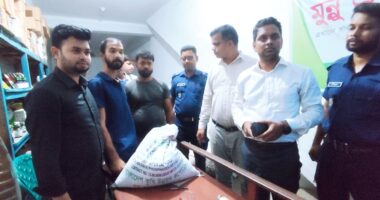 সিংগাইরে ভেজাল টিএসপি সারসহ দুই জন আটক