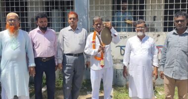 নাঙ্গলকোটে বক্সগঞ্জ স্কুলে অফিস সহায়ক প্রীতির বিদায়ে কাঁদলেন শিক্ষকরা