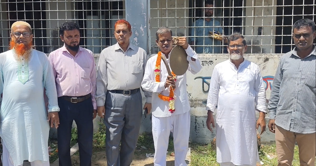 নাঙ্গলকোটে বক্সগঞ্জ স্কুলে অফিস সহায়ক প্রীতির বিদায়ে কাঁদলেন শিক্ষকরা