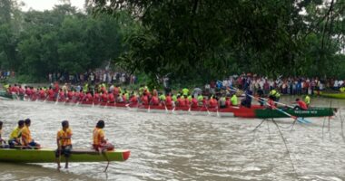 টাঙ্গাইলে এলেংজানী নদীতে ঐতিহ্যবাহী নৌকা বাইচে উৎসবের আমেজ