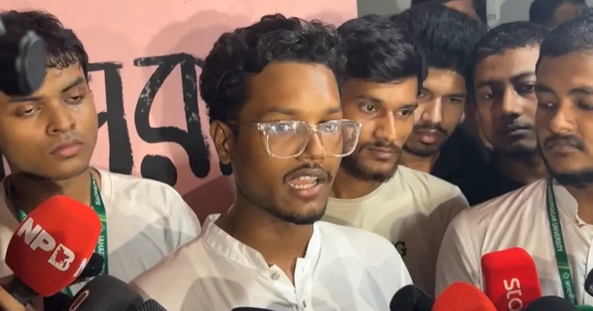 ‘জাকসুর ফল না নিয়ে যাব না’, সিনেট ভবনের সামনে শিক্ষার্থীদের অবস্থান