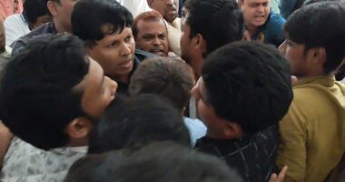 উপ-উপাচার্য অবরুদ্ধ, শিক্ষক-কর্মকর্তাদের সঙ্গে শিক্ষার্থীদের ধস্তাধস্তি