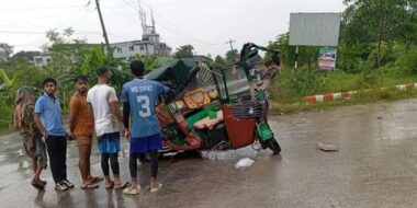 গাজীপুরে ট্রাকচাপায় দুমড়ে গেছে অটোরিকশা, ২ যাত্রী নিহত