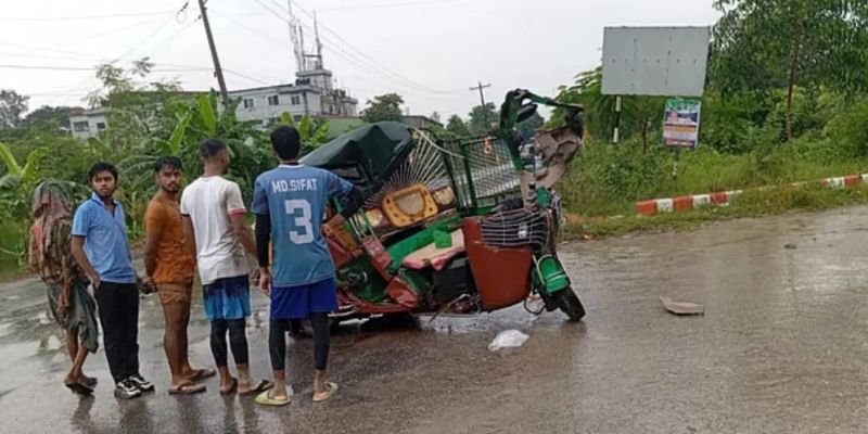 গাজীপুরে ট্রাকচাপায় দুমড়ে গেছে অটোরিকশা, ২ যাত্রী নিহত