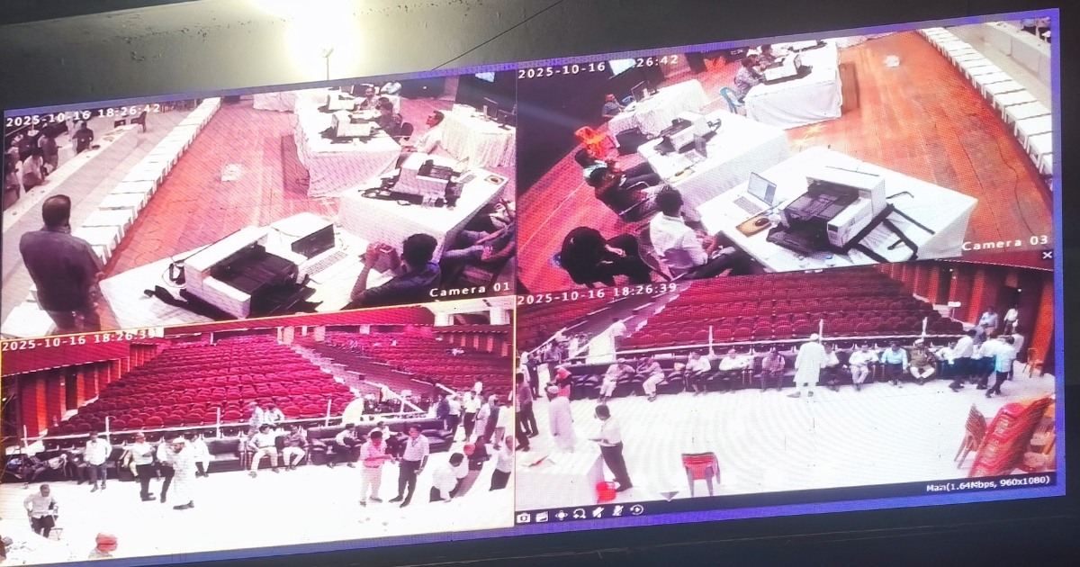 রাকসু নির্বাচনের ভোট গণনা সরাসরি দেখানো হচ্ছে এলইডি স্ক্রিনে