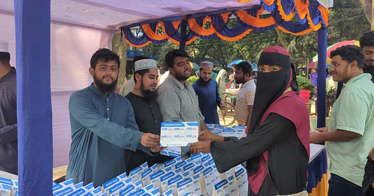 ইবি শিক্ষার্থীদের মাঝে বিনামূল্যে একাডেমিক ক্যালেন্ডার বিতরণ করল ছাত্রশিবির
