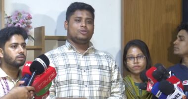 বিমান মাইলস্টোনে না পড়ে, সচিবালয়ে পড়া উচিত ছিল : হাসনাত