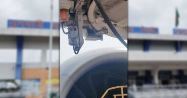 বোর্ডিং ব্রিজের সঙ্গে লন্ডনগামী বিমানের ধাক্কা