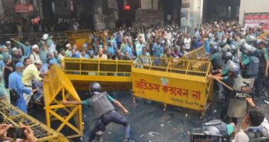 মাদ্রাসা শিক্ষকদের ওপর পুলিশের লাঠিচার্জ-জলকামান, আহত ১৫