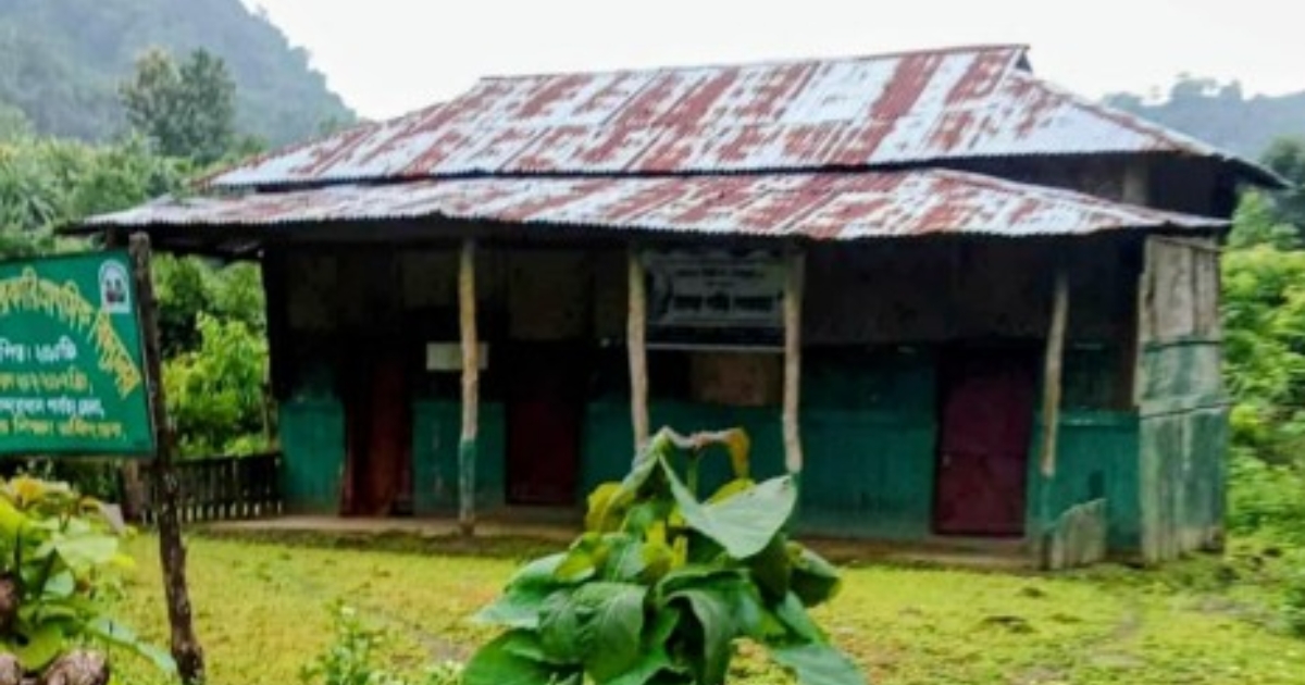 বান্দরবানে দুর্গম পাহাড়ে নিভে যাচ্ছে শিক্ষার আলো নিরাপত্তাজনিত অজুহাতে নিয়মিত বিদ্যালয়ে উপস্থিত হচ্ছে না বহু শিক্ষক