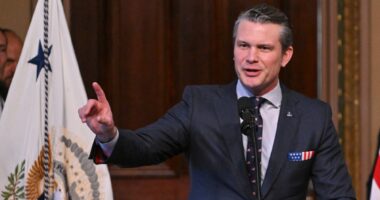 দাড়ি রাখা, অগোছালো পোশাক আর মেনে নেওয়া হবে না : মার্কিন প্রতিরক্ষামন্ত্রী