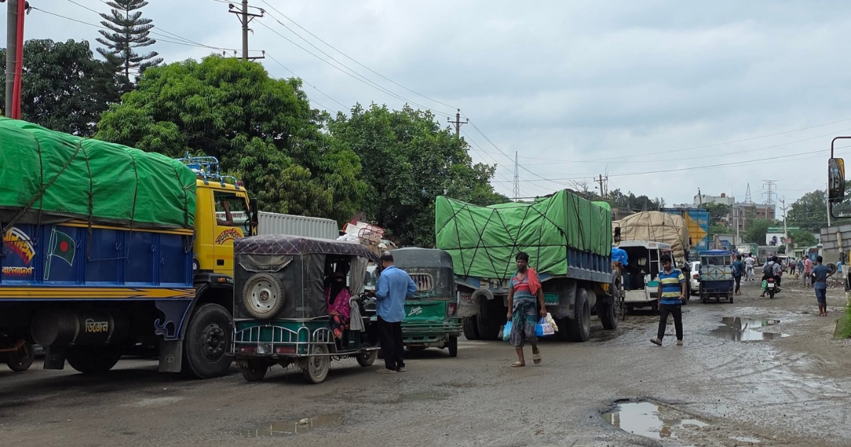 নারায়ণগঞ্জ-মুন্সিগঞ্জ সড়কে তীব্র যানজট, চরম দুর্ভোগে যাত্রীরা