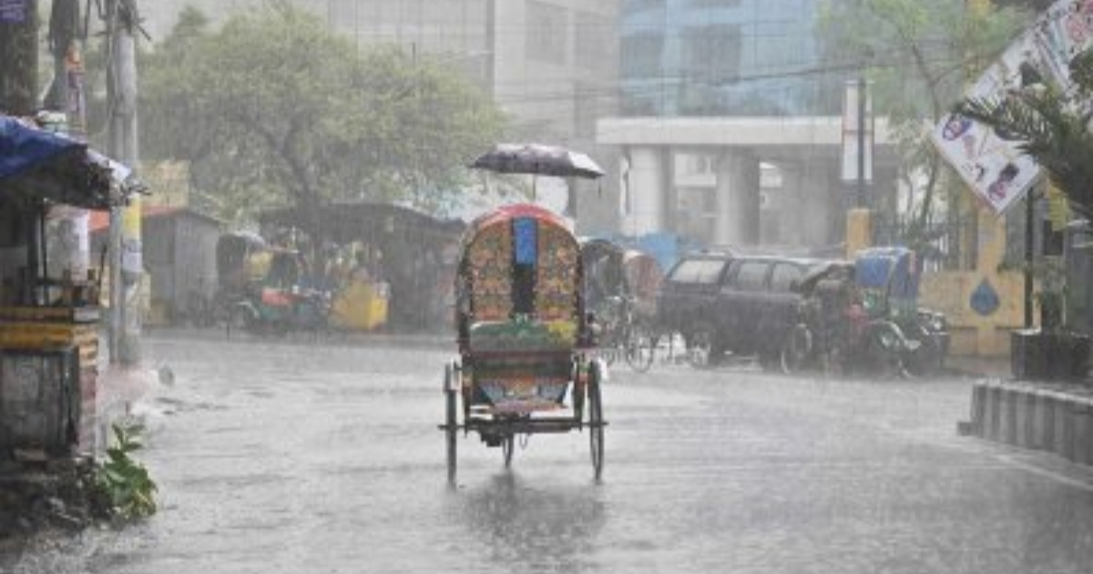 সাগরে নিম্নচাপের কারণে রাজধানীসহ সারাদেশে  গুঁড়ি গুঁড়ি বৃষ্টি