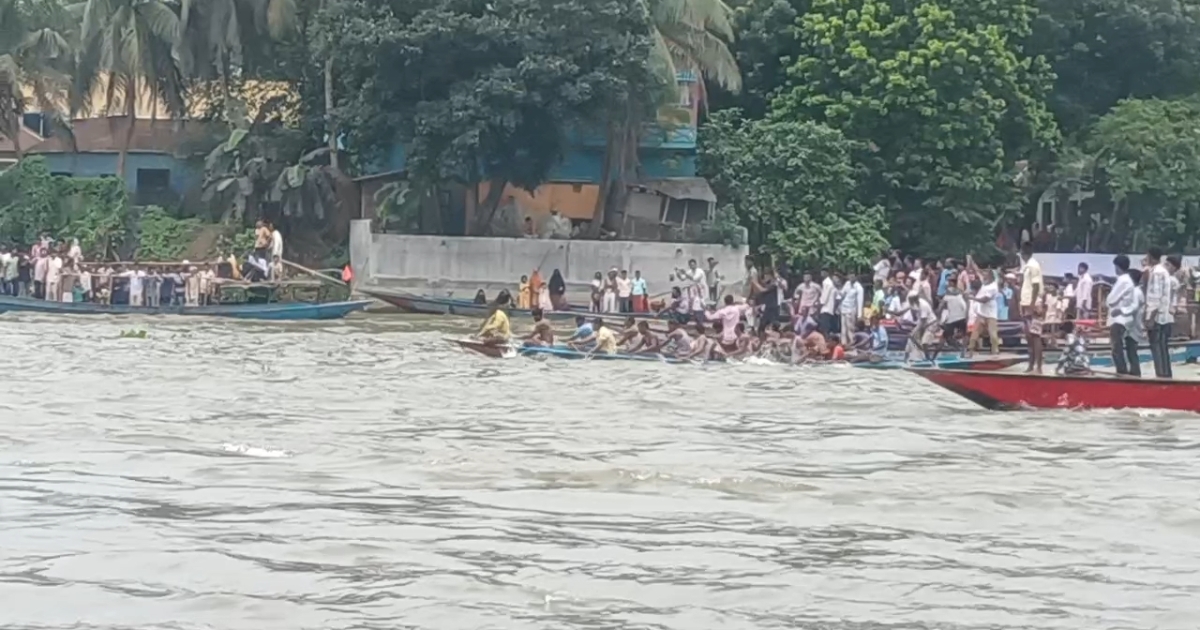 আত্রাই নদীতে নৌকা বাইচ, উৎসবে মেতে উঠল নদীপারের মানুষ
