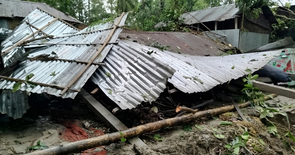 লালমনিরহাটের কালীগঞ্জে আকস্মিক ঝড়ে লণ্ডভণ্ড শতাধিক ঘরবাড়ি ও দোকানপাট