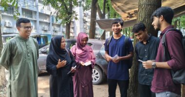 রাকসু নির্বাচন : ছেলের প্রচারণায় অংশ নিলেন মা