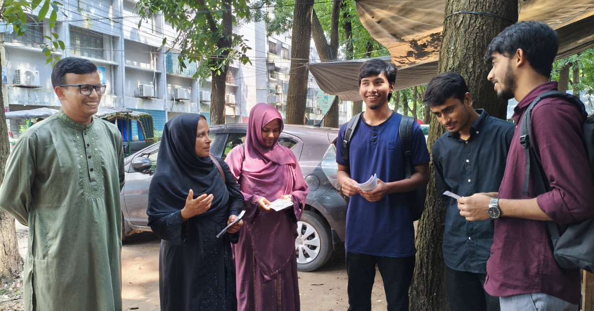 রাকসু নির্বাচন : ছেলের প্রচারণায় অংশ নিলেন মা