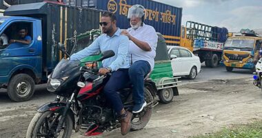 তীব্র যানজটে আটকা পড়ে, বাধ্য হয়ে মোটরসাইকেলে গেলেন সড়ক উপদেষ্টা