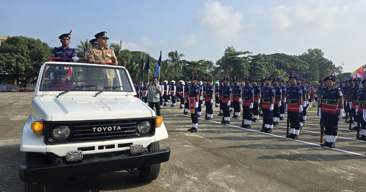 টাঙ্গাইলে পুলিশ ট্রেনিং সেন্টারে এসআইদের প্রশিক্ষণ সমাপনী কুচকাওয়াজ