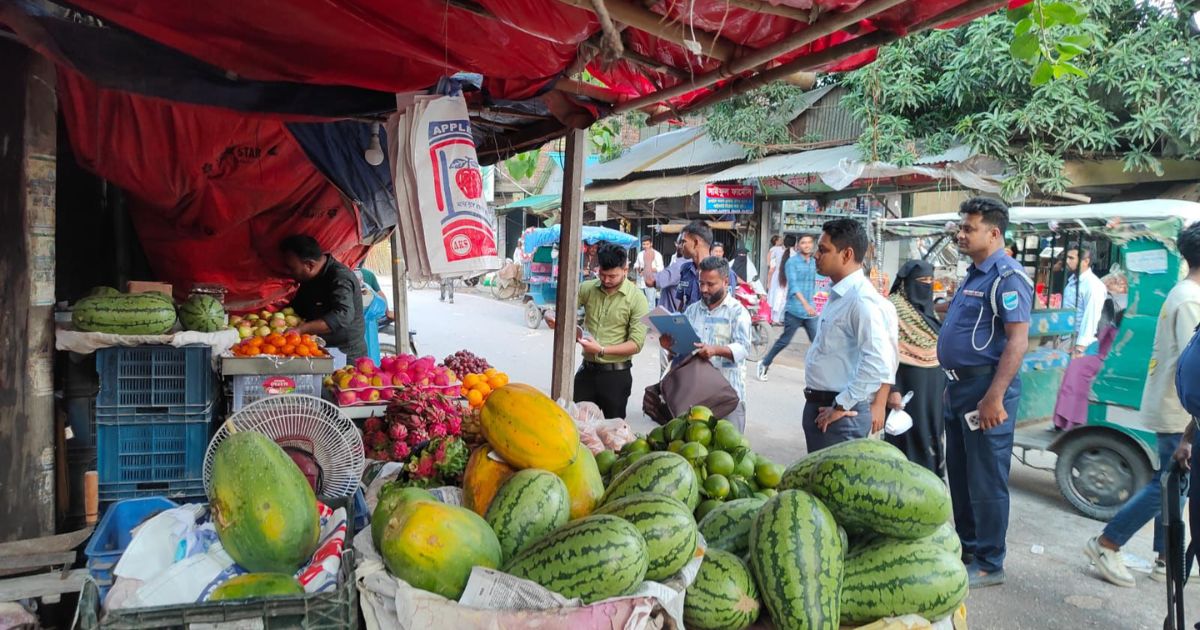 সিংগাইরে ফুটপাত দখল করে ব্যবসা, ৬ জনকে জরিমানা