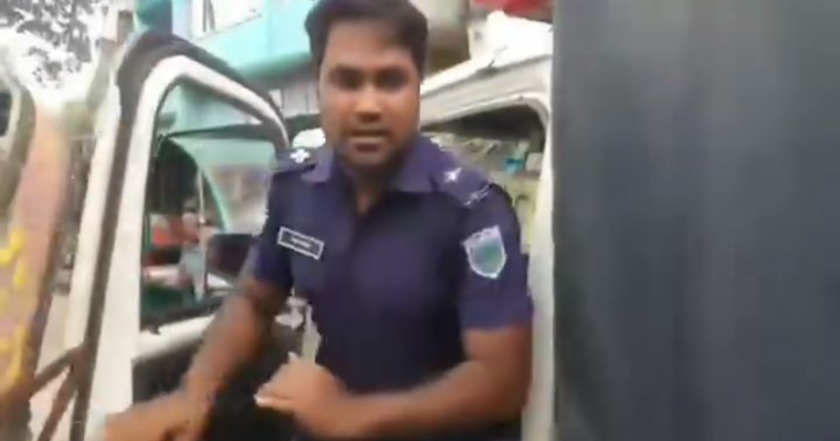 নাটোরে সাংবাদিকের ক্যামেরা কেড়ে নিলেন এএসআই হাসান, মামলা দেওয়ার হুমকি