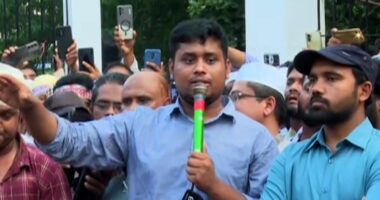 রাস্তায় শিক্ষকদের পেটানো সভ্য রাষ্ট্রীয় চরিত্র হতে পারে না : হাসনাত