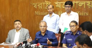 ‘আমার ছেলে-মেয়ে সবাই দেশে, আমি একা বিদেশ গিয়ে কি করবো’: স্বরাষ্ট্র উপদেষ্টা