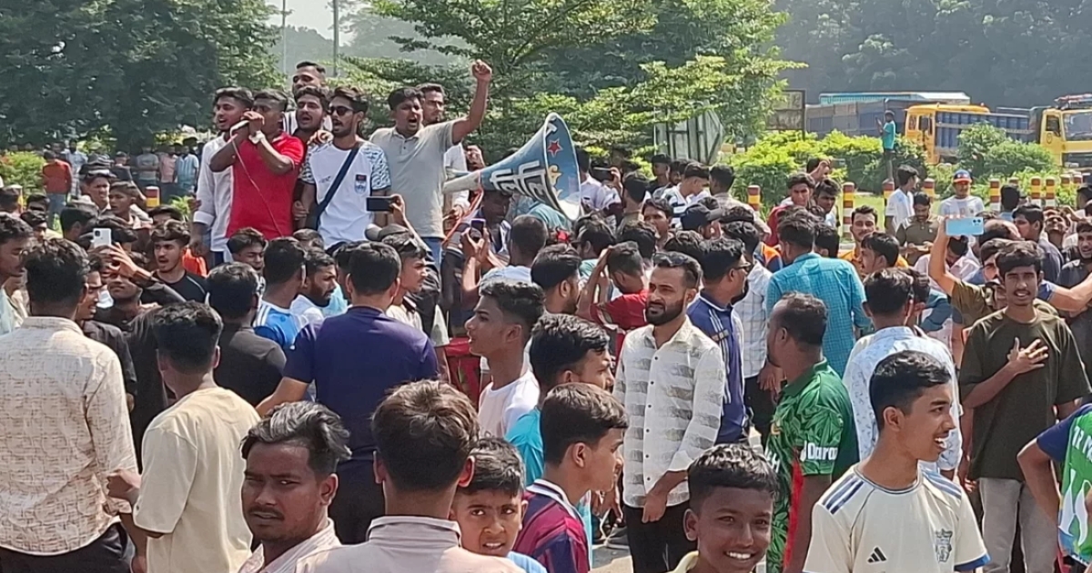 টাঙ্গাইলকে ঢাকা বিভাগেই রাখার দাবিতে যমুনা সেতু মহাসড়ক অবরোধ