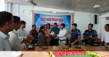 তালা উপজেলা শিক্ষা প্রতিষ্ঠানে ক্রীড়া সামগ্রী বিতরণ