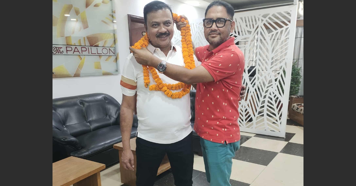 যুগ্ন আহবায়ক তরিকুল ইসলাম কায়েদ কে ফুল দিয়ে বরণ করেন নেতাকর্মীরা