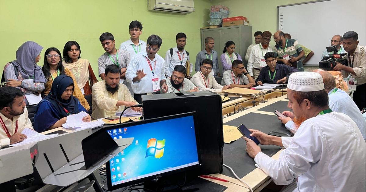 ক্যামেরার সামনে চলছে চাকসু নির্বাচনের ভোট গণনা
