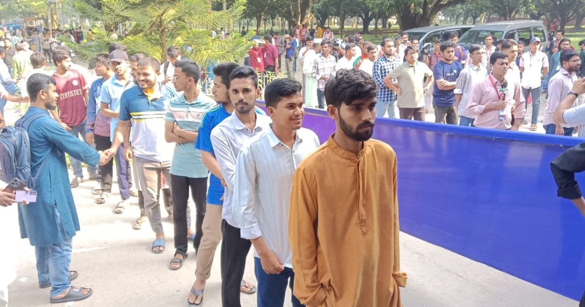 রাকসু নির্বাচনের ভোটগ্রহণ শুরু, ভোটারদের লম্বা লাইন