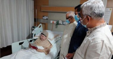 খালেদা জিয়ার হাতে জুলাই সনদ স্বাক্ষরের আমন্ত্রণপত্র তুলে দিল ঐকমত্য কমিশন