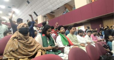 মাকে পাশে বসিয়ে ফলাফল উপভোগ করলেন রাকসুর জিএস সালাউদ্দিন আম্মার