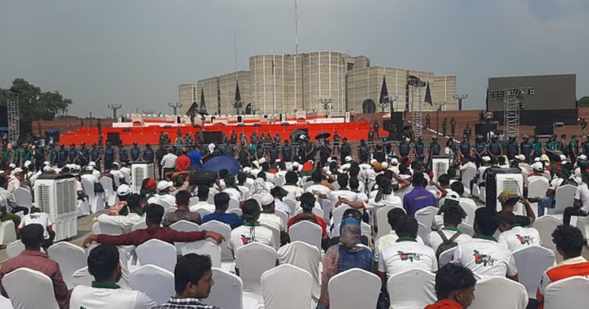 মঞ্চের সামনে থেকে জুলাই যোদ্ধাদের সরে যাওয়ার আহ্বান ডিএমপির