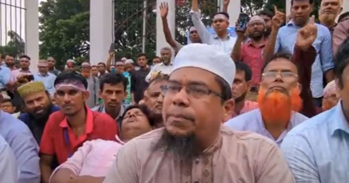 কেন্দ্রীয় শহীদ মিনারে এমপিওভুক্ত শিক্ষকদের অনশন শুরু