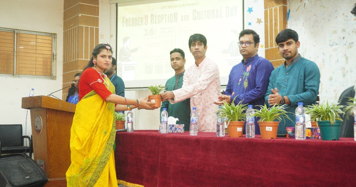 ইনডোর প্লান্ট দিয়ে নবীনদের বরণ করল যবিপ্রবি ডিবেট ক্লাব