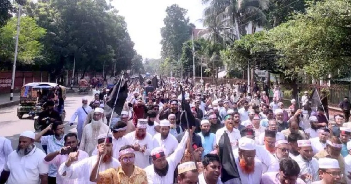 ‘সি আর আবরার, আর নেই দরকার’ স্লোগানে শিক্ষকদের কালো পতাকা মিছিল