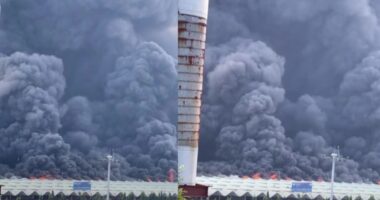 শাহজালাল বিমানবন্দরে ভয়াবহ আগুন, নিয়ন্ত্রণে কাজ করছে ফায়ার সার্ভিসের ২০টি ইউনিট